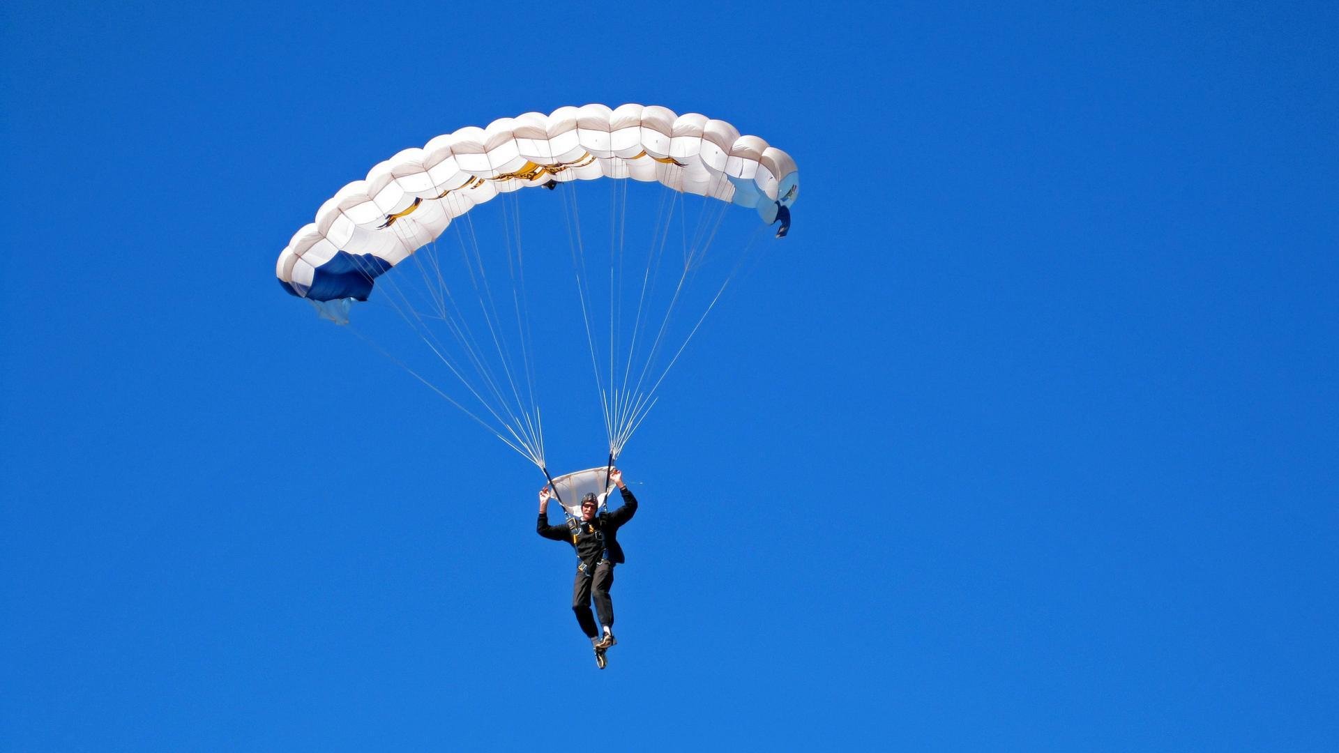 自行车+滑板接力混合赛 两类玩家在赛道中段完成“交接”